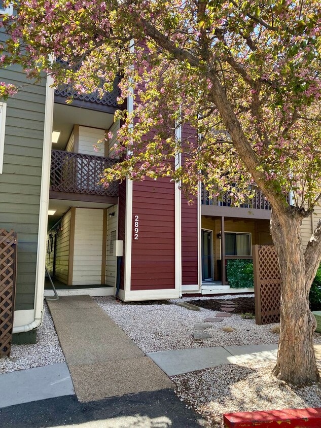 Furnished 2-Bedroom Condo with Great Amenities - Furnished 2-Bedroom Condo with Great Amenities