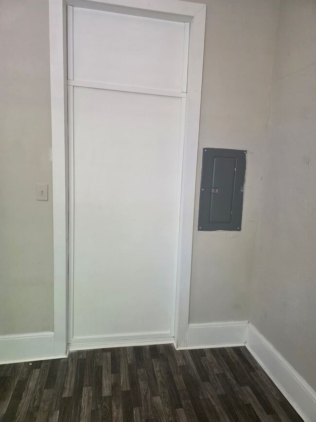 Building Photo - 406 S Park Ave