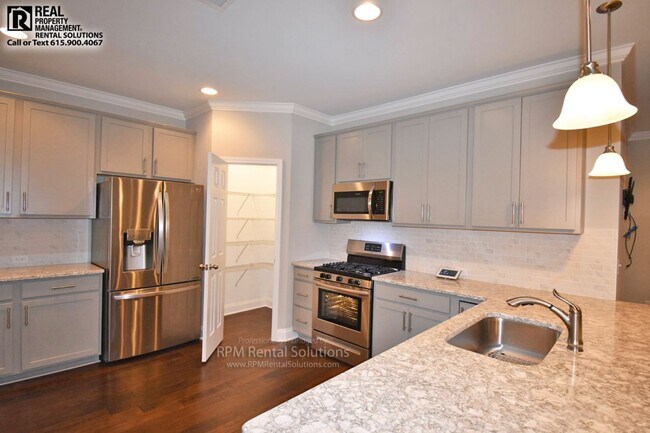 Foto del edificio - Gorgeous one-level executive townhome in F...
