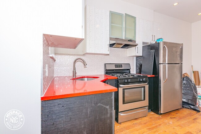 Building Photo - 1366 Putnam Ave