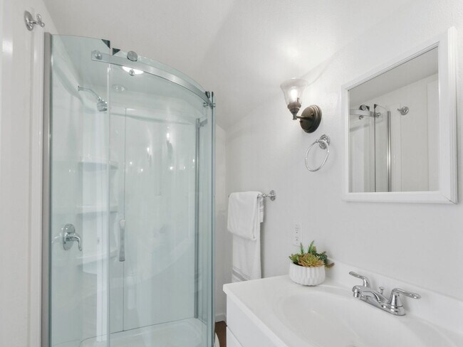 Foto del edificio - 3 Bedroom Townhome in North Capital Hill