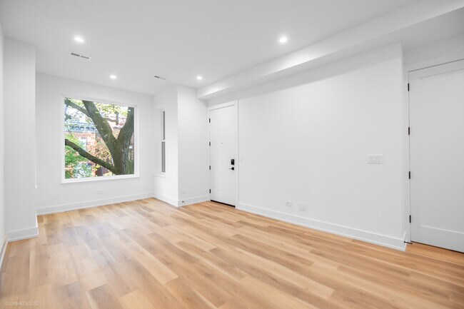 Building Photo - 2113 N Kenmore Ave