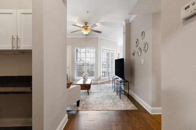 Foto del edificio - 590 James Maxwell Rd