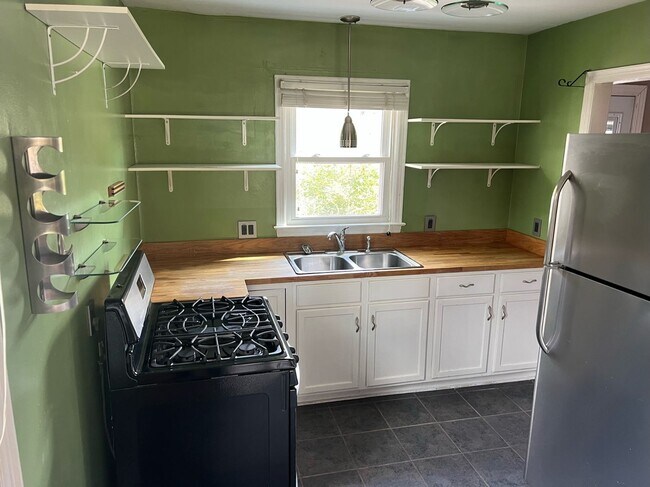 Foto del edificio - 2 bedroom, 1 bathroom single family home