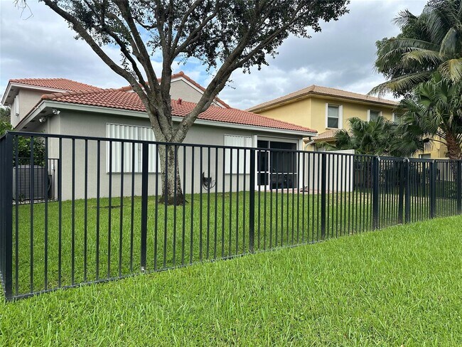 Building Photo - 9072 Silver Glen Way