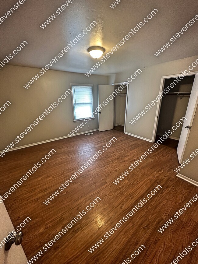 Building Photo - A Rustic Charm