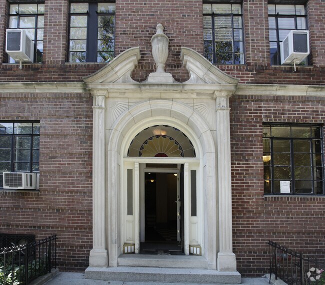 Building Photo - 118 8th Ave