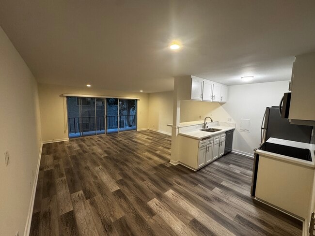 Living room/kitchen - 280 Molino Ave