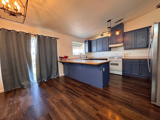 Building Photo - 1130 Shadow Mountain Dr