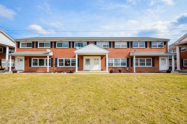 Building Photo - Lake Briarwood Townhomes