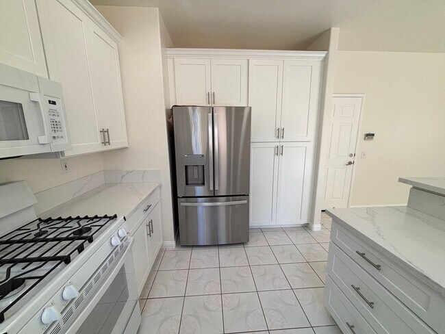 Foto del edificio - Very clean and upgraded 4 bedroom home in Buena Park