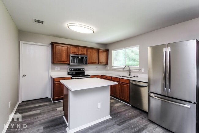 Building Photo - 1645 Sequoia Dr
