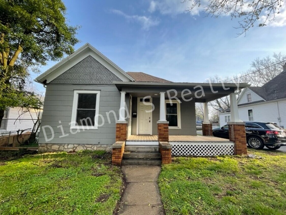Primary Photo - 3 Bedroom Bungalow available Early June!