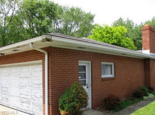 Building Photo - 266 Park Dr