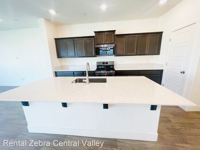 Foto del edificio - 5 br, 3 bath House - 2387 Explorador Drive