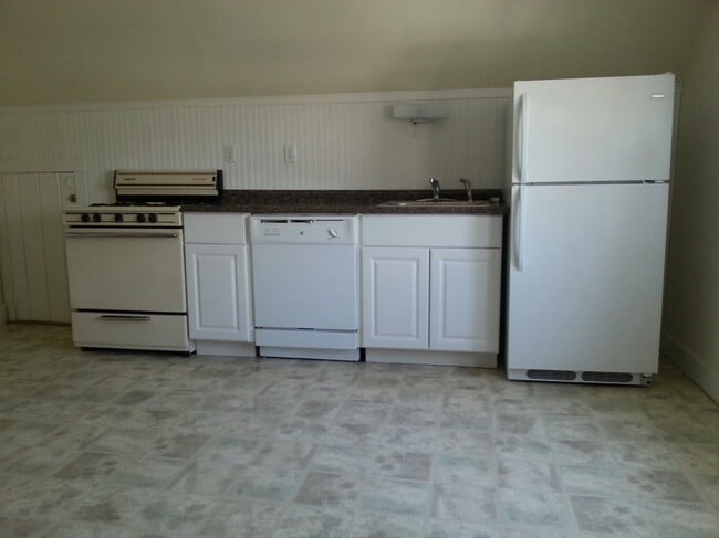 stove, refrig and dishwasher! - 63 Sea St