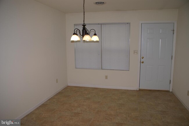Building Photo - 2815 Roosevelt Dr