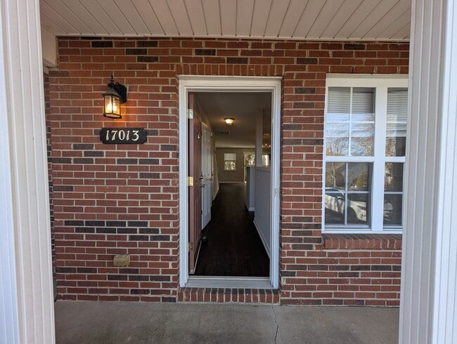 Building Photo - Cozy Townome located in the Old Stone Crossings community!