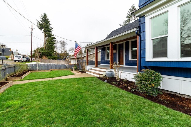 Building Photo - Gorgeous 3 bedroom 1 bathroom Vintage farm...