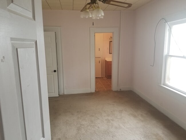 Building Photo - 609 W Gentry St
