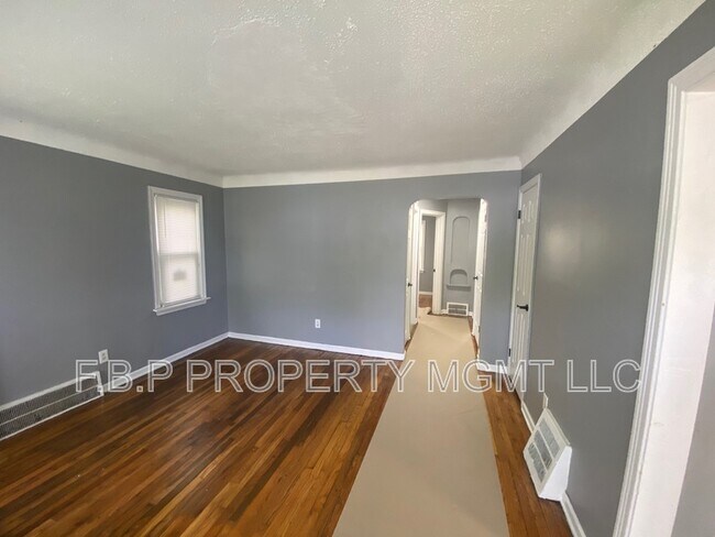Foto del edificio - 8850 Rosemont Ave