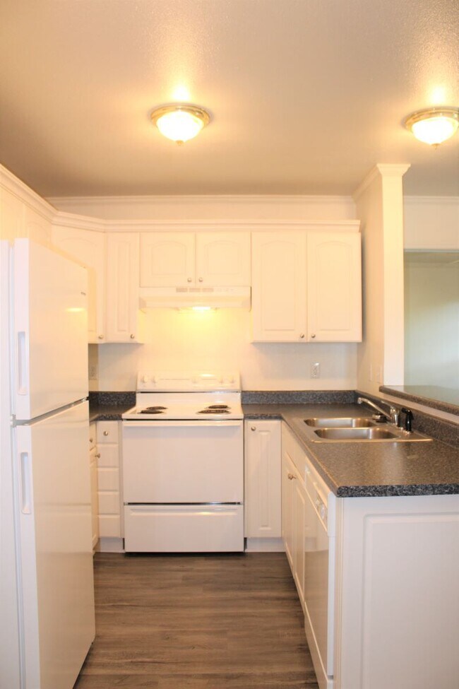 Kitchen - 2575 W Denman St