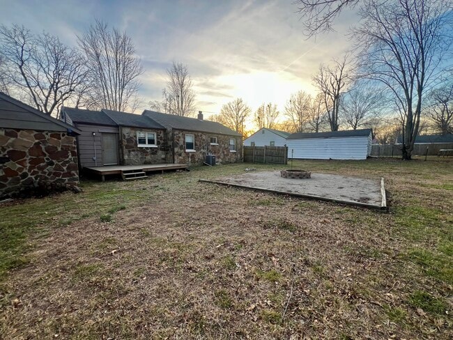 Building Photo - 307 W South St