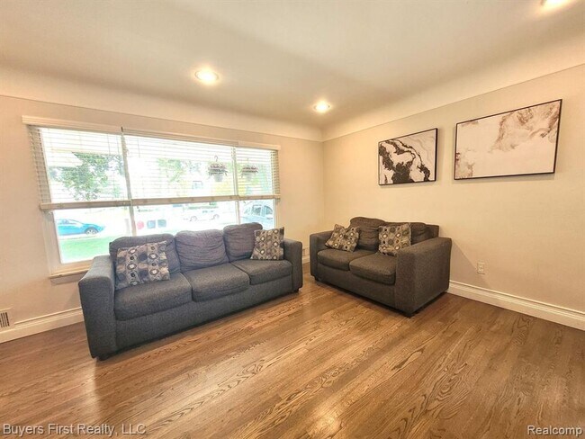 Foto del edificio - Newly Renovated 7BR – Modern Kitchen + Bath