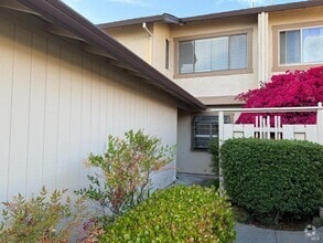 Building Photo - 1121 Grove Cir