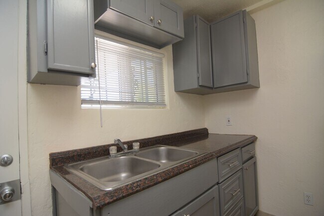 Building Photo - Charming 1 Bedroom 1 Bath House! Great Central Tucson Location!