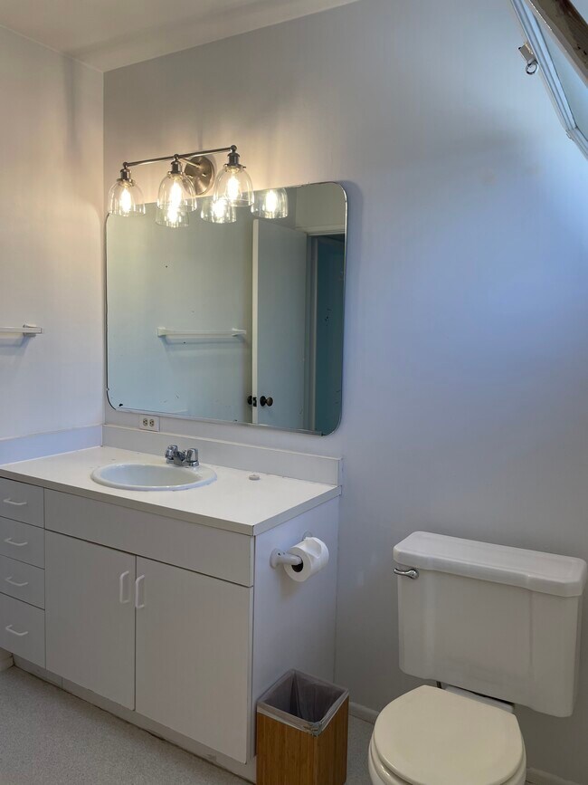 Building Photo - 412 16th Pl