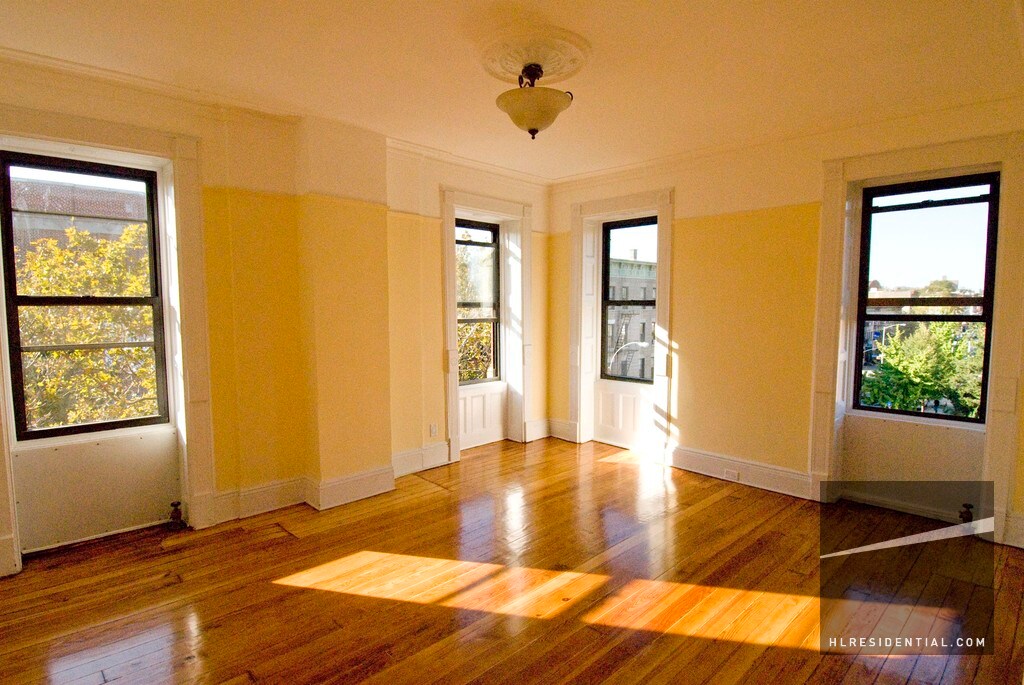 Primary Photo - 393 Lewis Ave