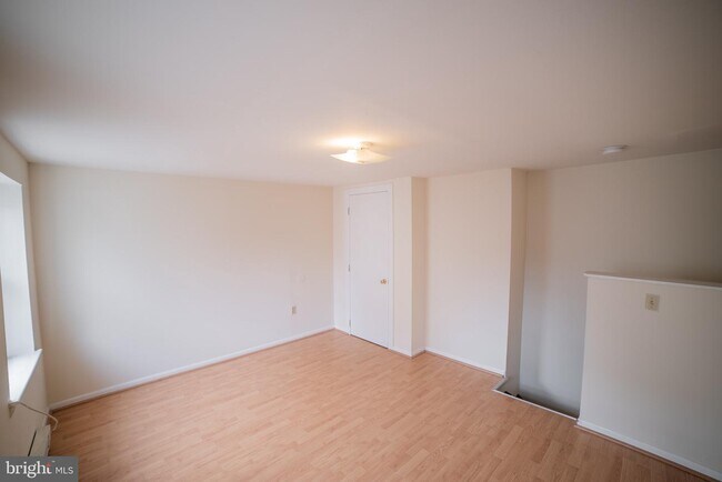 Building Photo - 1305 N Lawrence St
