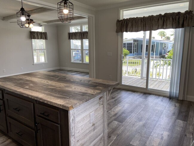 Building Photo - 515 Plymouth St