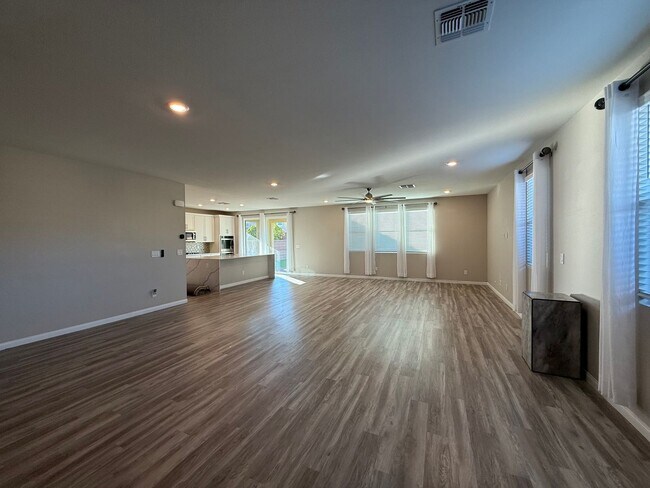 Building Photo - 5/BD 3.5/BA Spacious Modern Home with Luxu...