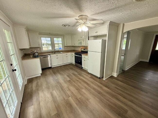 Building Photo - 3 Bedroom / 1 Bathroom Home in Russellville