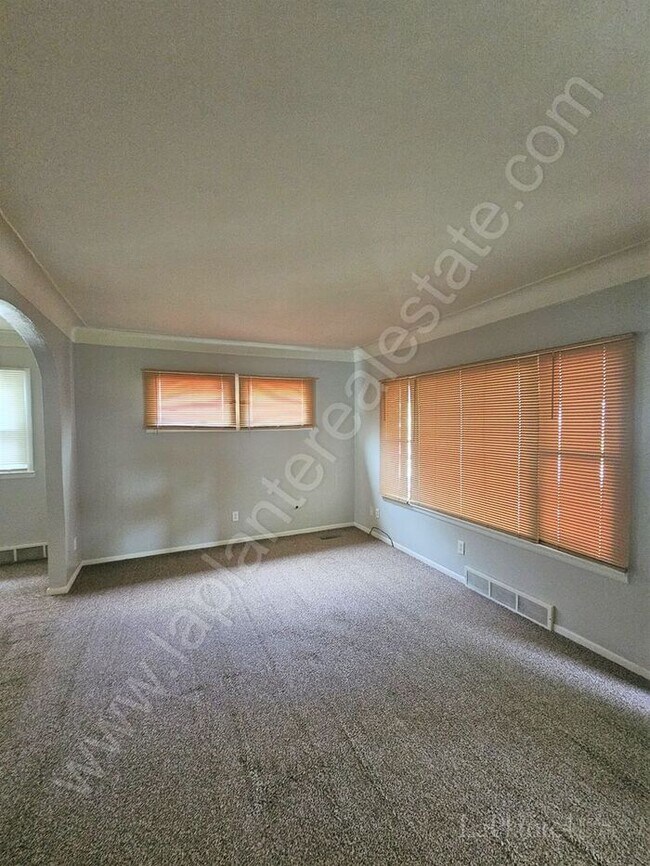 Building Photo - Lower East Toledo Apartment for Rent