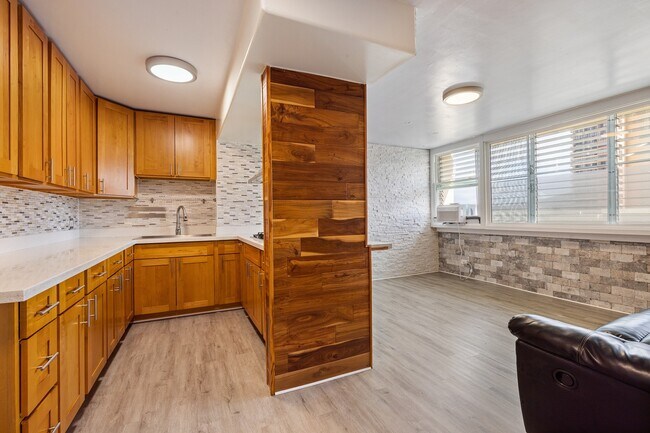 Foto del edificio - 2 Bed / 1 Bath 1 Parking , Community Pool , Electricity, Water, Sewer & Gas Included, Secured Bui...