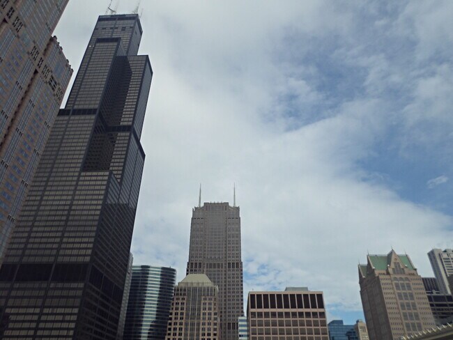 Foto del edificio - 235 W Van Buren St