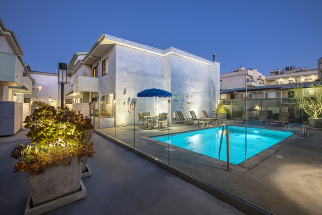 Momento nocturno Vista de la piscina y patio - Kester Ave. Apts.