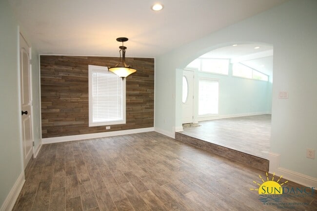 Building Photo - Beautiful Fully Renovated 3 Bedroom Home i...