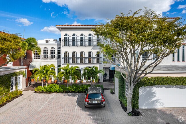 Entrada - Venetian Villas at Park Shore