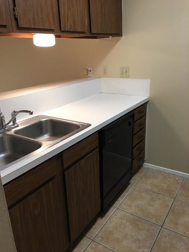 Foto del edificio - PRE-LEASE - HUGE HYDE PARK 1 BEDROOM - REAL WOOD FLOORS - $1375 - AVAIL AUG 10 2026