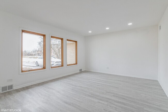 Building Photo - 30 Birchwood Rd
