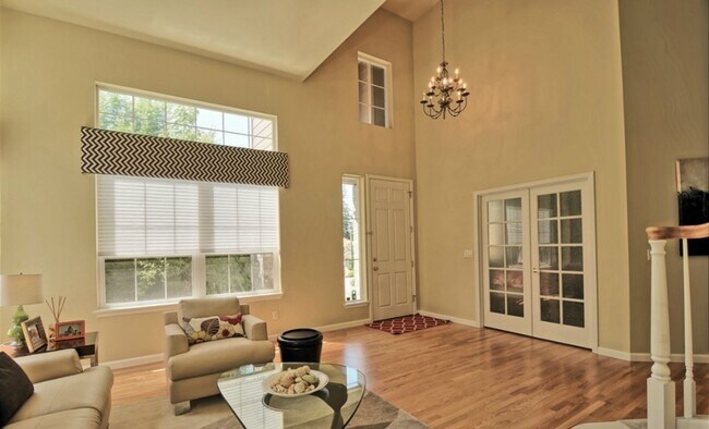 Foto del edificio - An Elegant impeccably maintained home with...