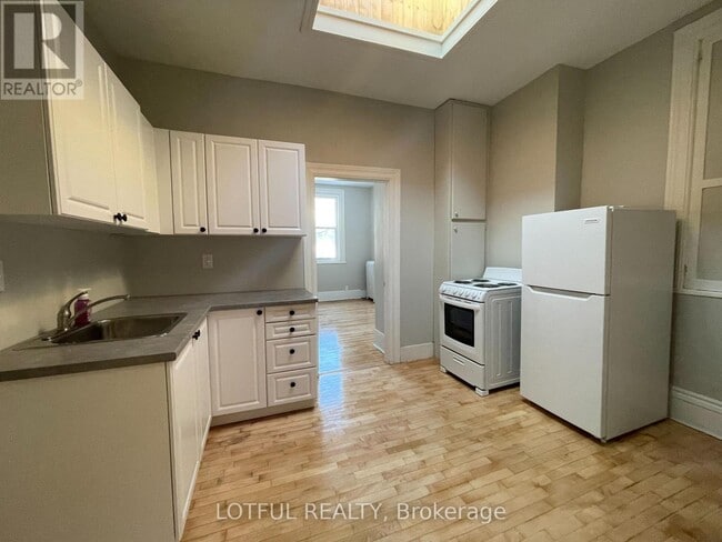 Building Photo - 6 Russell St E