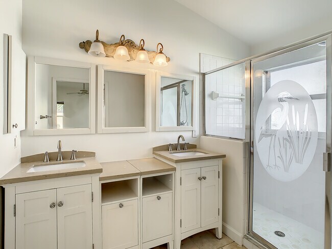 Baño principal - 2040 King Tarpon Dr