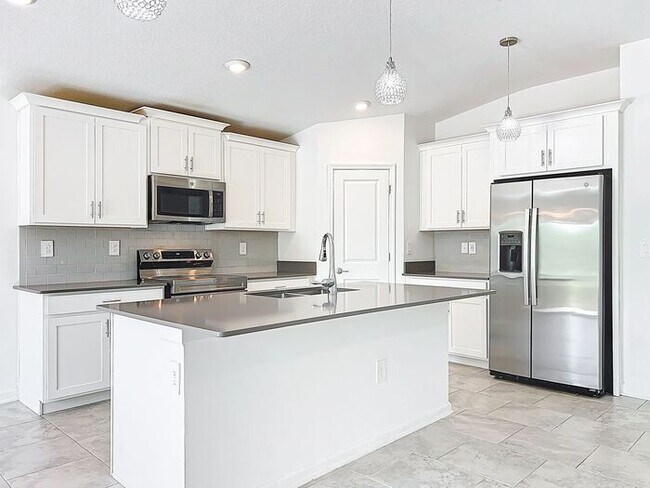 Foto del edificio - 4/2 Groveland Home with Solar Panels-MOVE IN SPECAIL: $200 OFF FIRST MONTH'S RENT