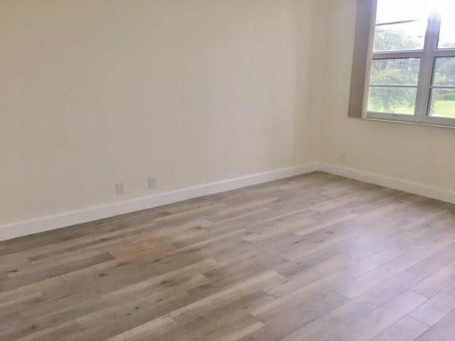 Building Photo - 535 Oaks Dr