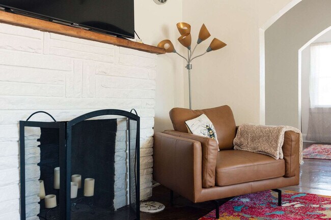 Building Photo - 145 Midway St